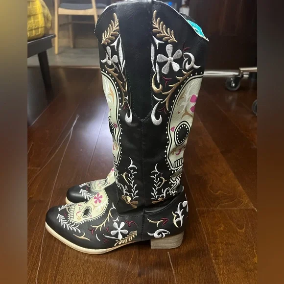 Funky skull cowboy boots!! Size 39. Run small. - Picture 6 of 9